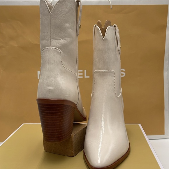 Michael Kors WAVERLY HEELED BOOTIE FAUX LEATHER
49F4WVME6L
LT CREAM - Picture 9 of 16